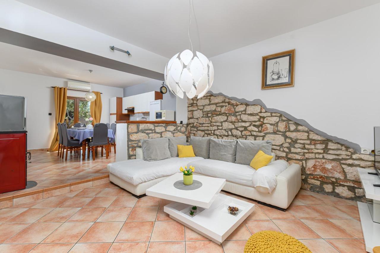 Villa Carla With Private Pool & Kids Playground - Pet Friendly Mutvoran Exterior photo